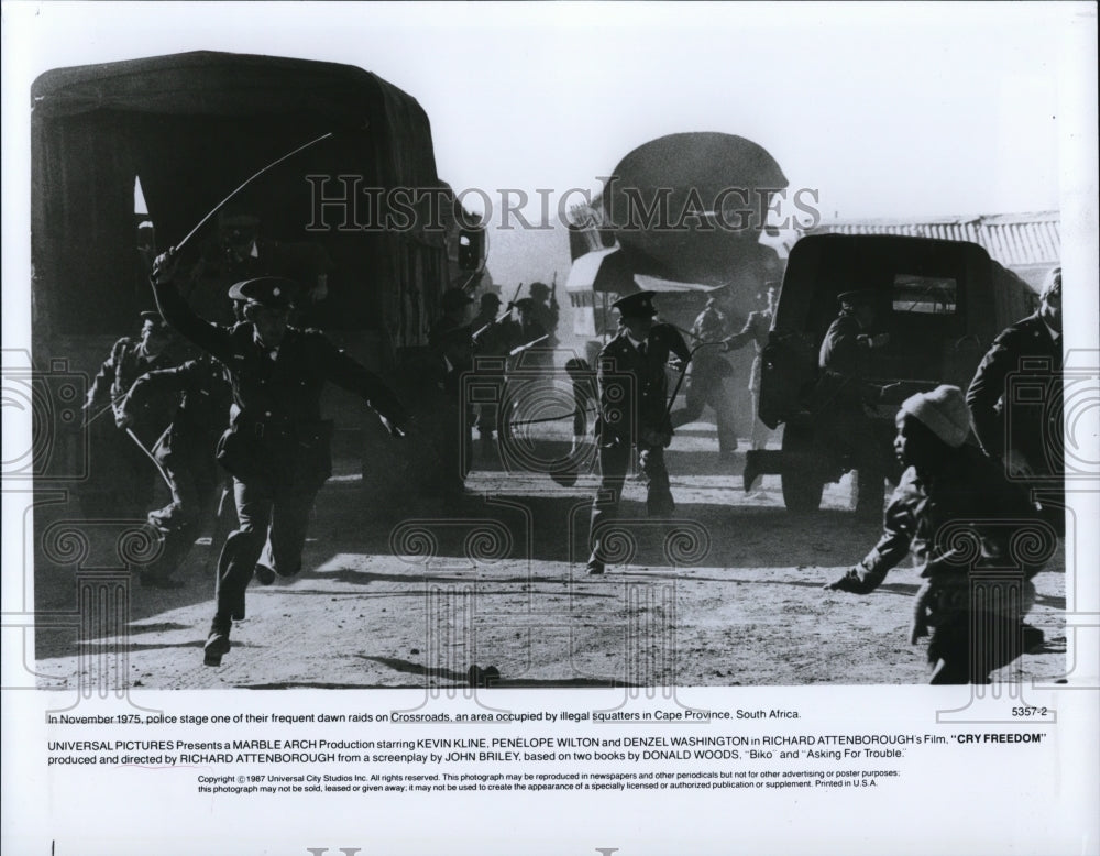 1988 Press Photo Scene from raid on Crossroads in Cry Freedom - cvp37233- Historic Images