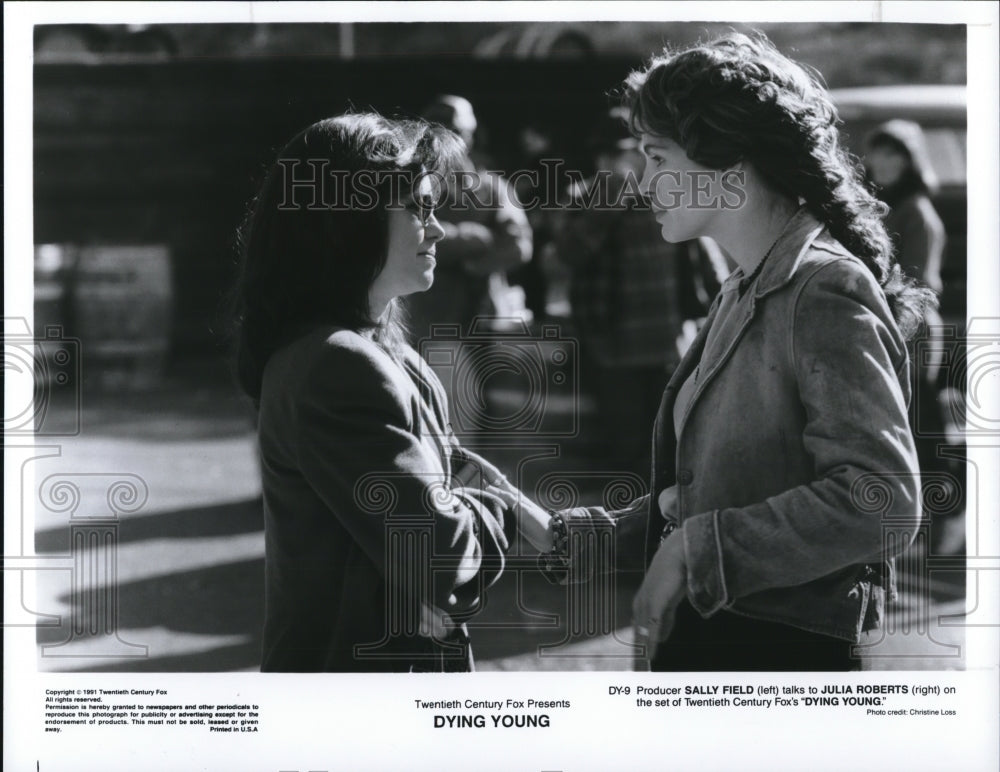 1991, Sally Field Julia Roberts star in Dying Young drama - cvp37326 - Historic Images