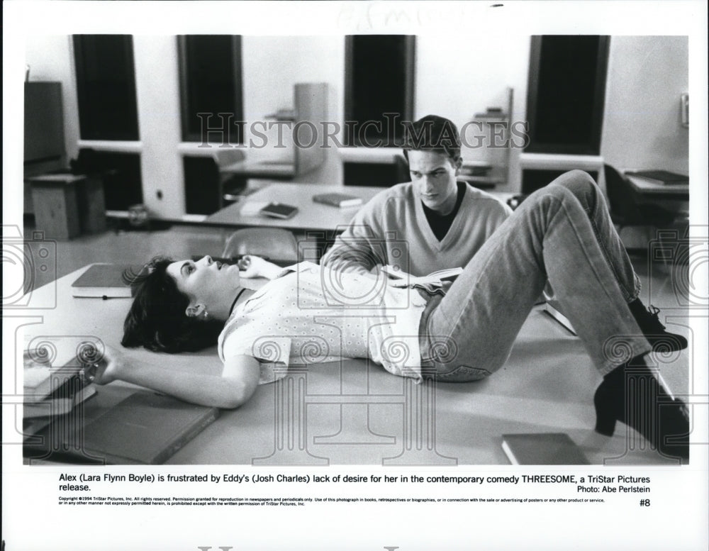 1994 Press Photo Lara Flynn Boyle & Josh Charles in Threesome - cvp37341-Historic Images