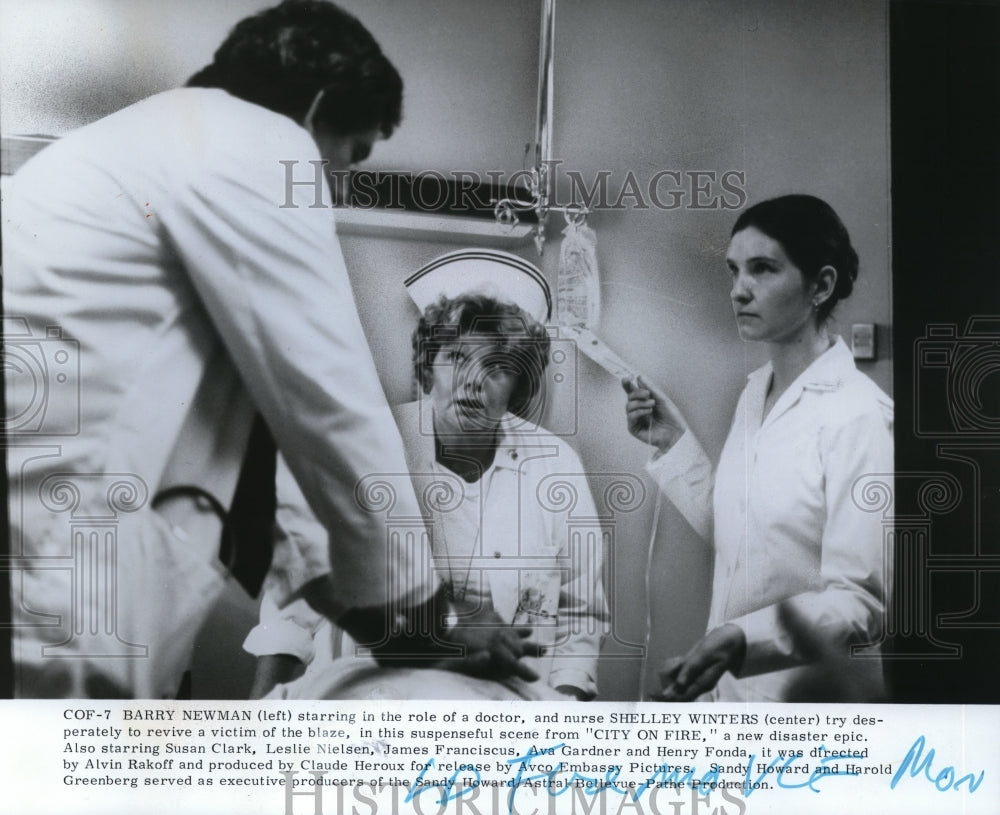 1979 Press Photo Barry Newman & Shelley Winters in City on Fire - cvp37555-Historic Images