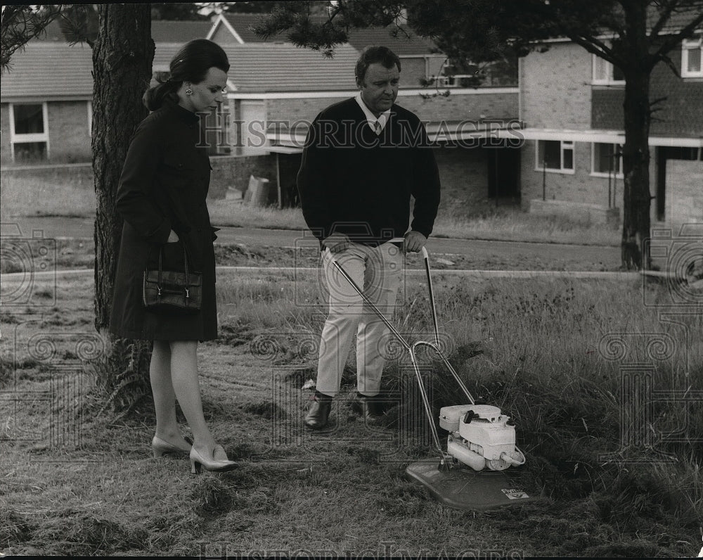 1970 Press Photo Three Into Two Won't Go - cvp37582-Historic Images