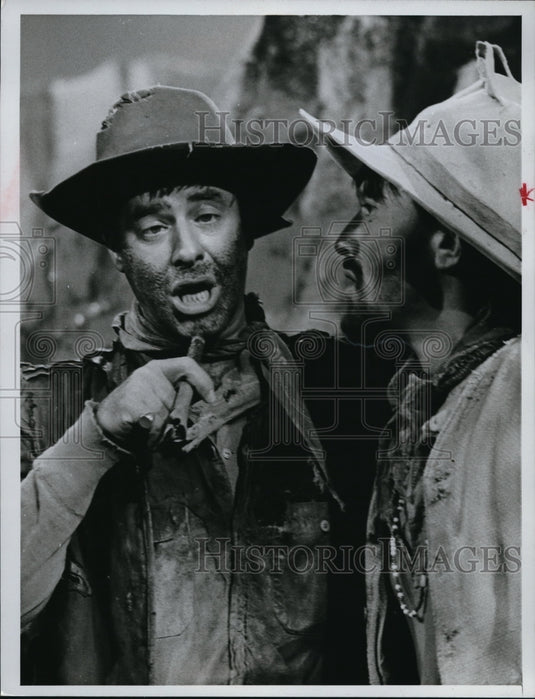 1967 Press Photo Jerry Lewis Lawrence Harvey  Comedian - Historic Images