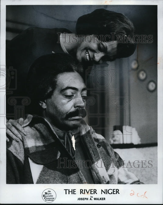1974 Press Photo Robin Braxton & Gilbert Lewis in The River Niger - Historic Images
