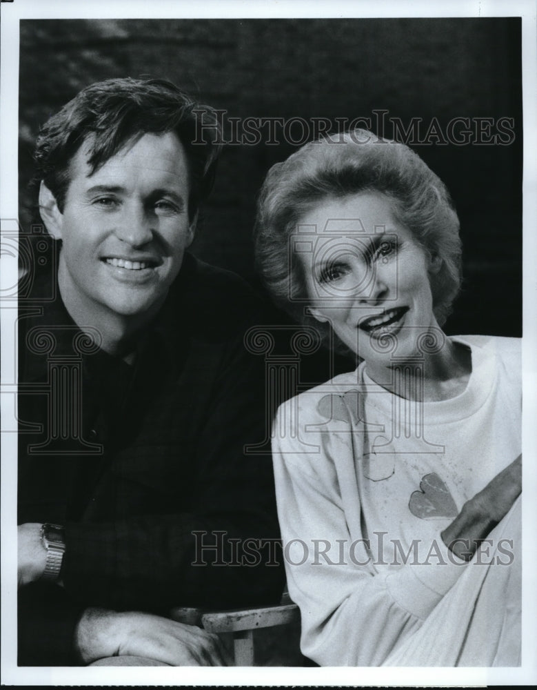 1986 Press Photo Janet Leigh and Robert Hays star in Society&#39;s Pet - Historic Images