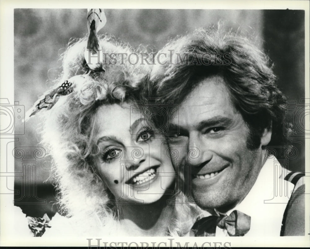 1976 Press Photo Goldie Hawn &amp; George Segal on The Duchess &amp; The Dirtwater Fox - Historic Images