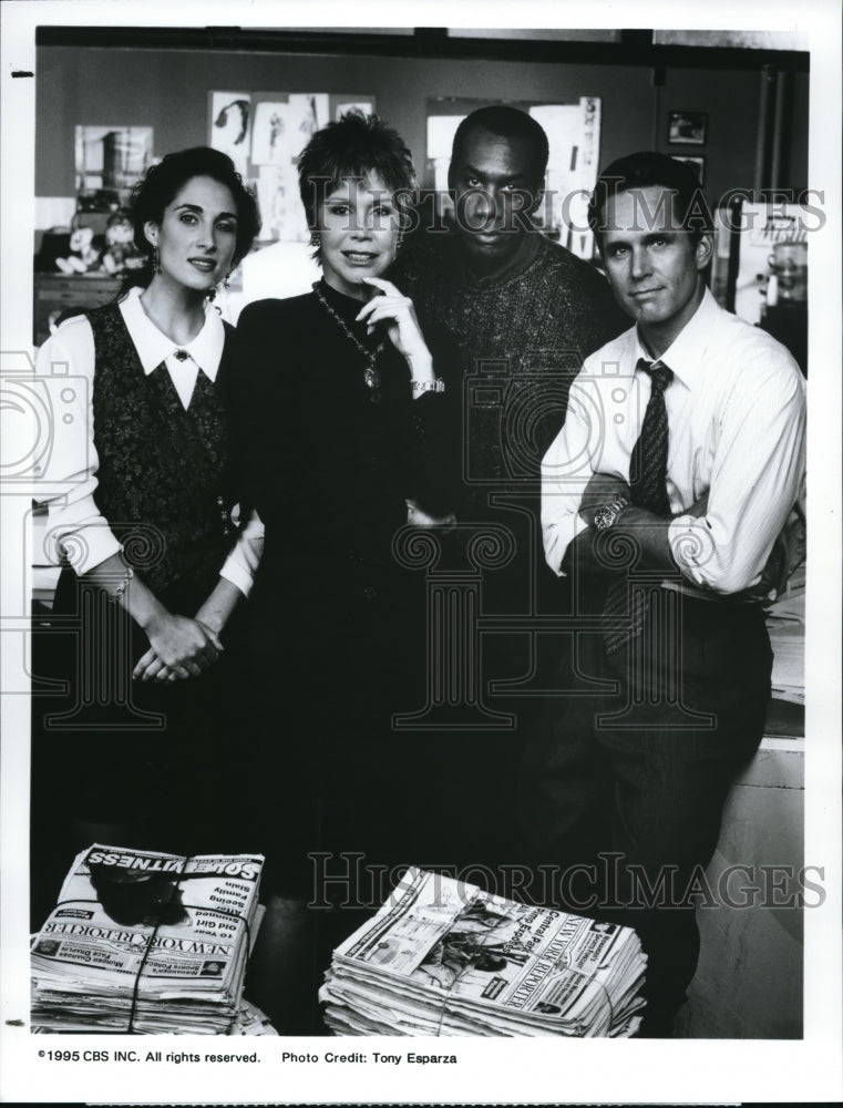 1995 Press Photo Mary Tyler Moore, Melina Kanakaredes in New York News - Historic Images