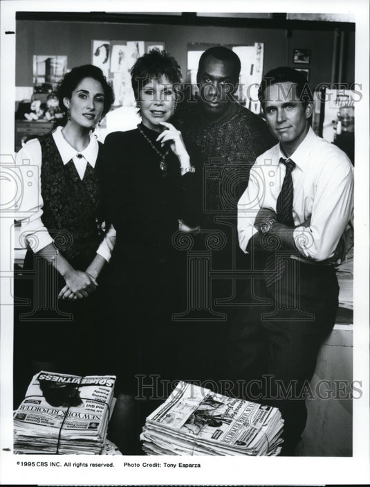 1995 Press Photo Mary Tyler Moore, Melina Kanakaredes in New York News - Historic Images