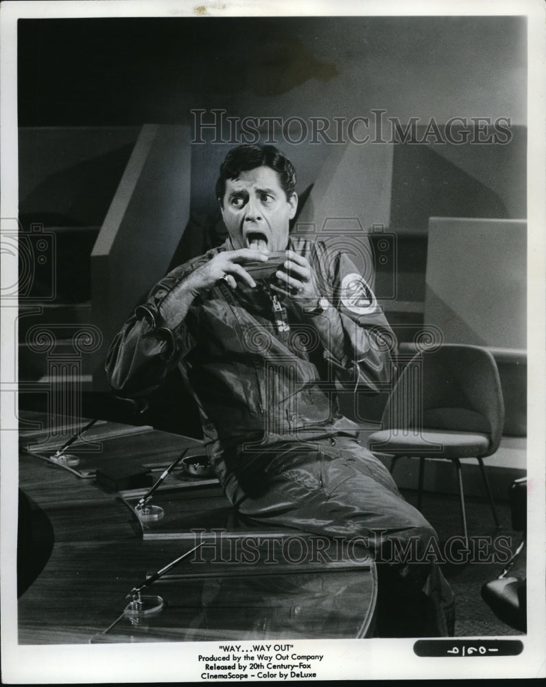 1966 Press Photo Jerry Lewis Way Way Out - Historic Images