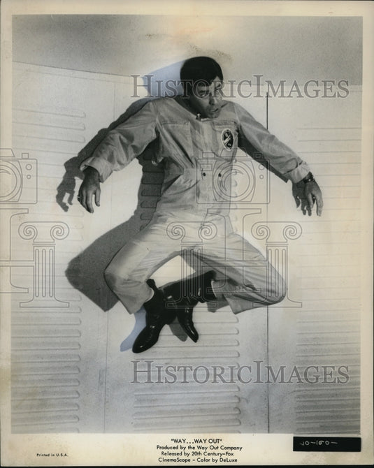 1966 Press Photo Jerry Lewis Way Way Out - Historic Images
