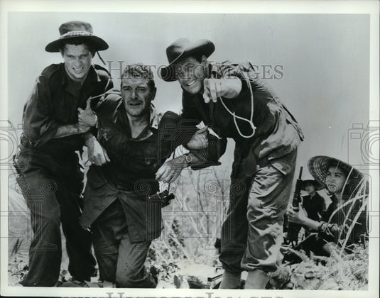 1966 Press Photo Jack Hawkins William Holden in The Bridge on the River Kwai - Historic Images