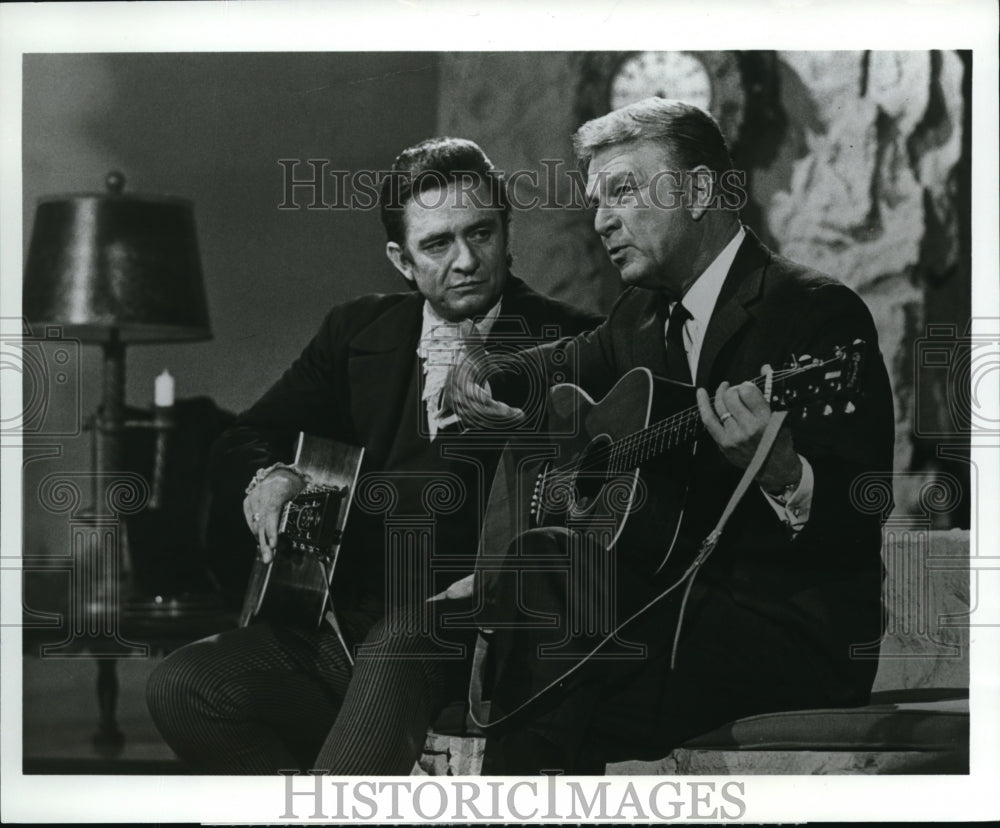 1969 Press Photo Johnny Cash and Eddie Albert &quot;The Johnny Cash Show&quot; - Historic Images