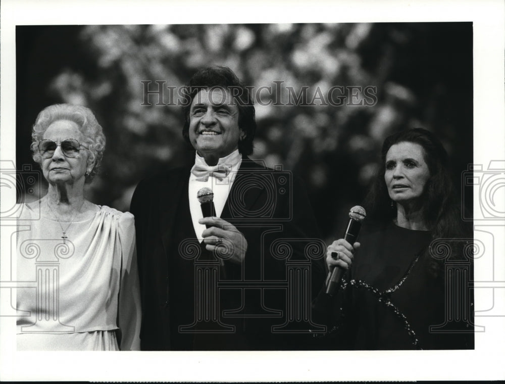 1985 Johnny, June &amp; Carrie Cash on 10th Anniversary Christmas Specia - Historic Images