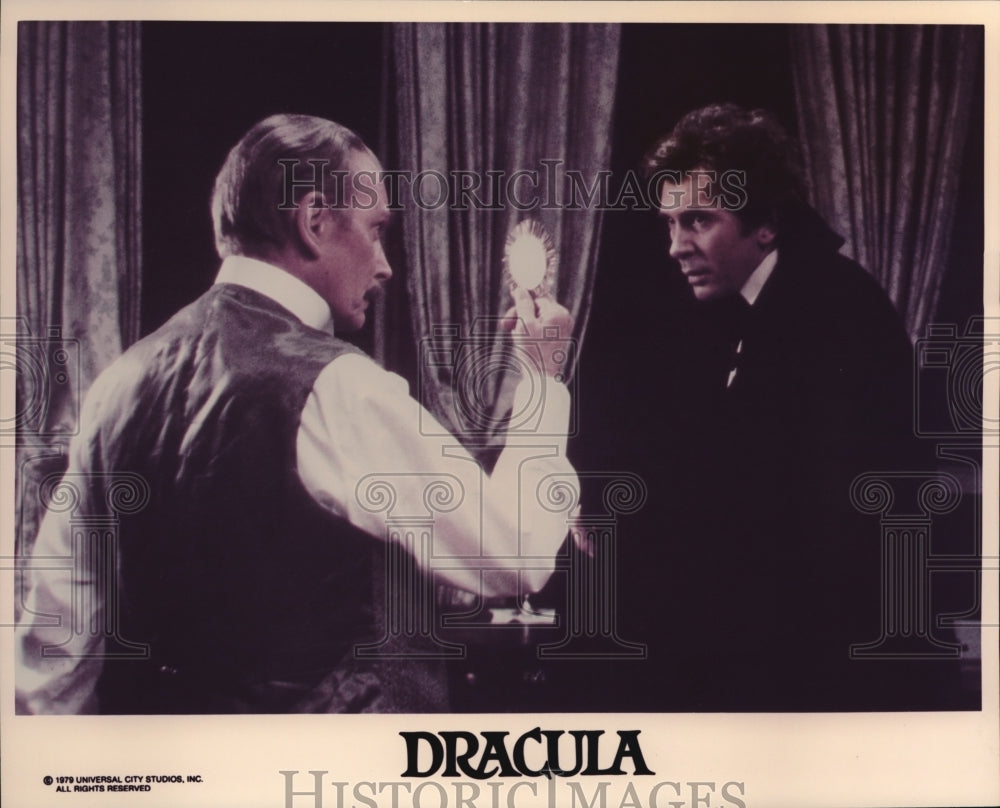 1979 Press Photo Laurence Olivier Frank Lnagella in &quot;Dracula&quot; - cvp39821-Historic Images