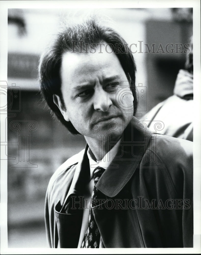 Undated Press Photo Fisher Stevens in Early Edition - Historic Images
