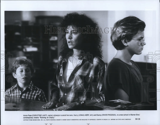 1988 Press Photo Christine Lahti, River Phoenix & Jonas Abry in Running on Empty - Historic Images