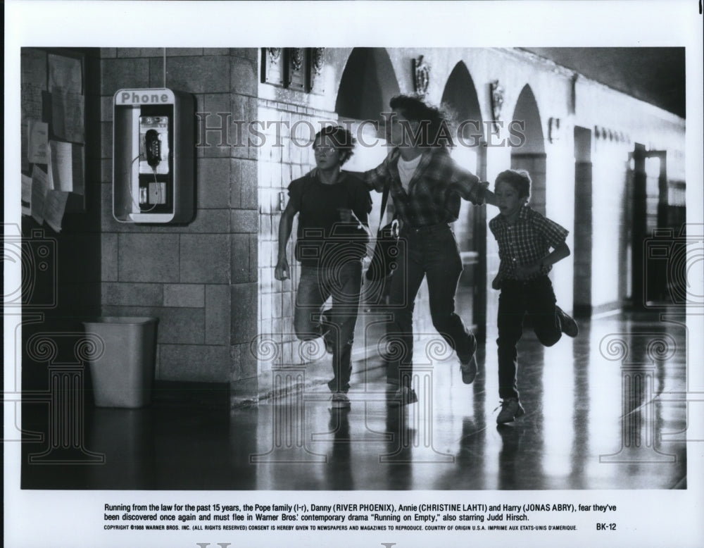 1988 Press Photo River Phoenix, Christine Lahti &amp; Jonas Abry in Running on Empty - Historic Images