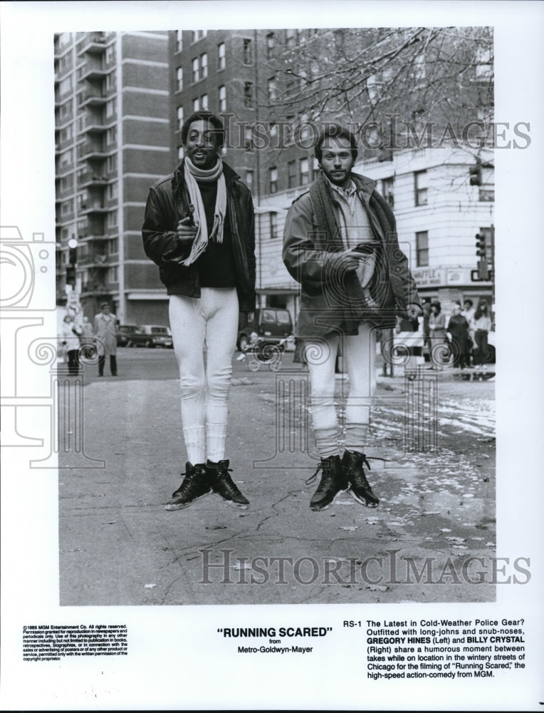 1986 Press Photo Gregory Hines and Billy Crystal star in Running Scared movie - Historic Images