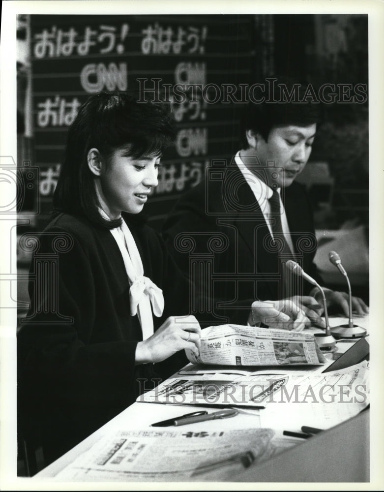 1985 Press Photo Minami Watanabe and Shinji Samejima anchors on Good Morning CNN - Historic Images