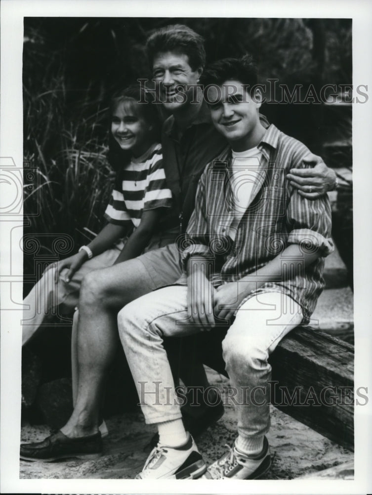 1988 Press Photo Frank Converse Trey Ames and Karron Graves in Dolphin Cove- Historic Images