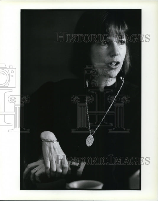 1986 Press Photo Bobbie Ann Mason Author at being interviewed at Wooster Inn - Historic Images