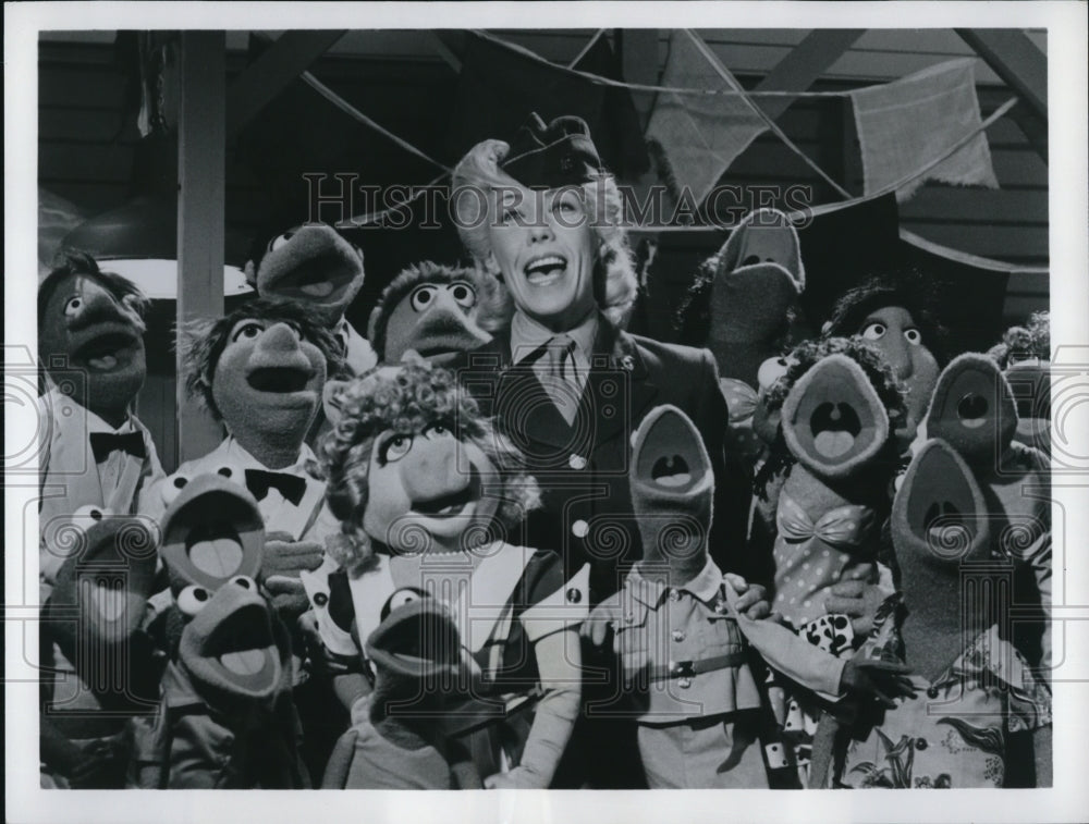 1981 Press Photo Lily Tmlin &amp; The Muppets in The Muppets Go to The Movies- Historic Images