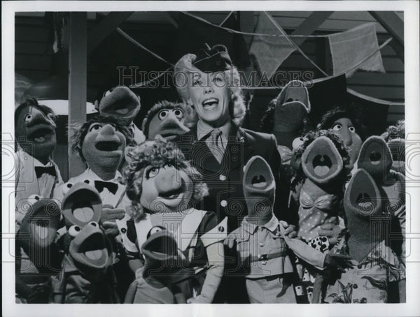 1981 Press Photo Lily Tmlin & The Muppets in The Muppets Go to The Mov ...