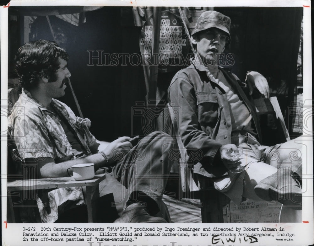 1970 Press Photo Elliott Gould and Donald Sutherland star in MASH movie film - Historic Images