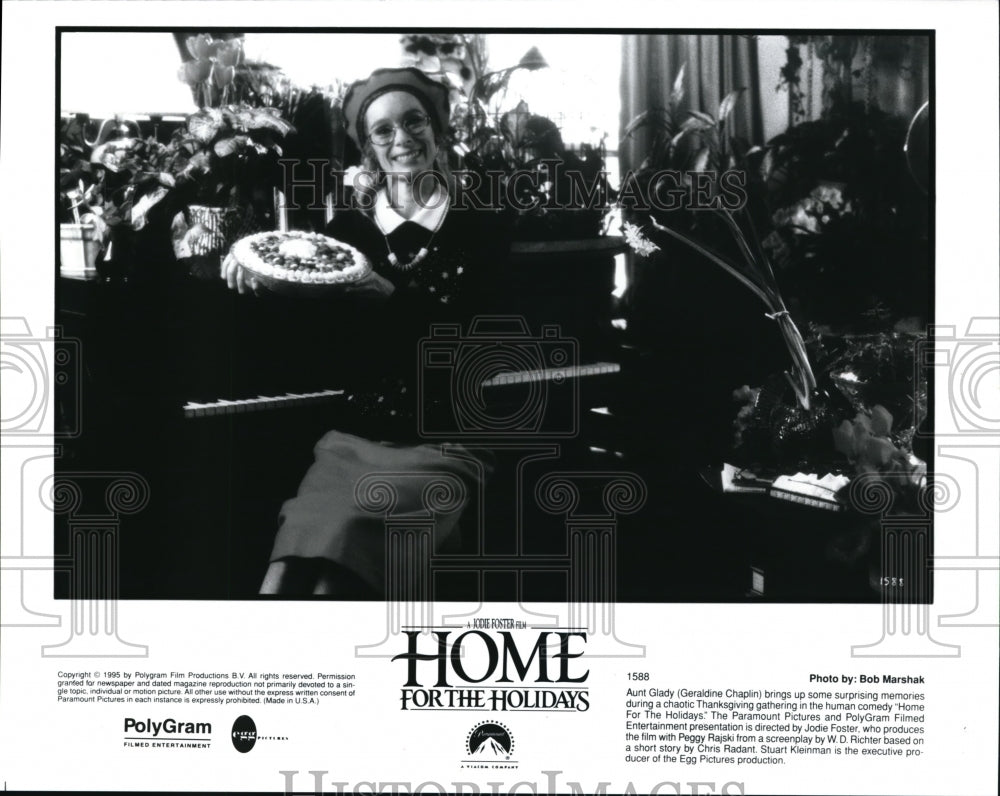 1995, Geraldine Chaplin in Home For the Holidays - cvp42185 - Historic Images