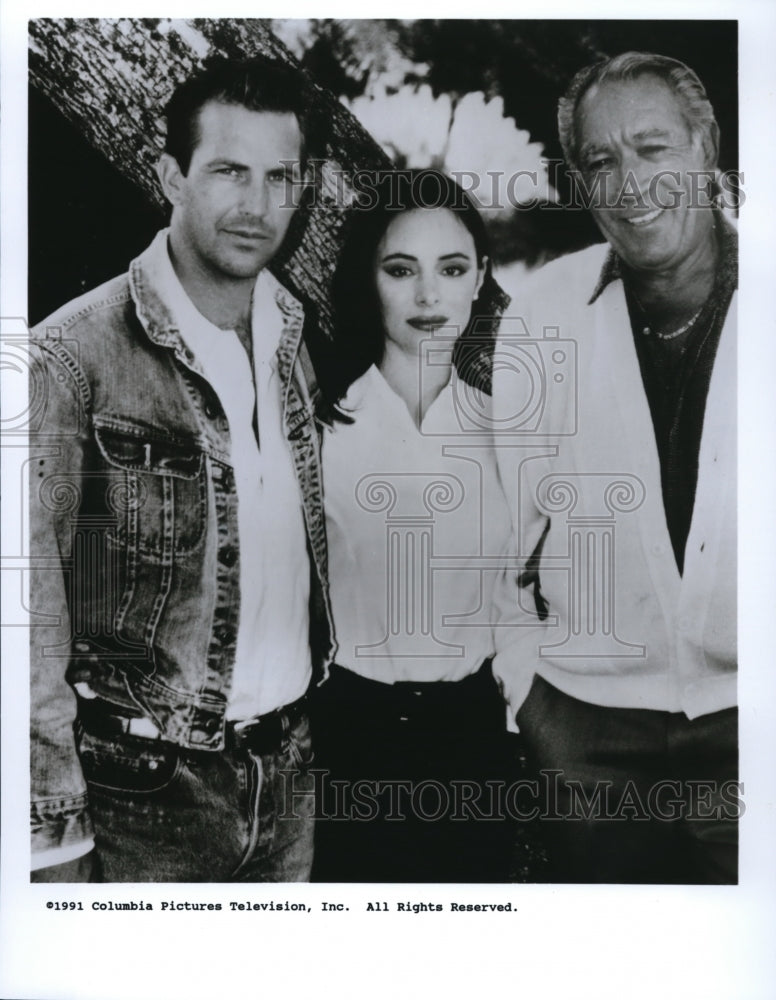 1992 Press Photo Kevin Costner, Madeleine Stowe & Anthony Quinn in Revenge - Historic Images