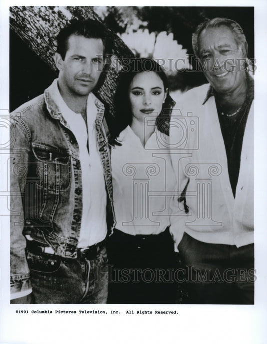 1992 Press Photo Kevin Costner, Madeleine Stowe & Anthony Quinn in Revenge - Historic Images