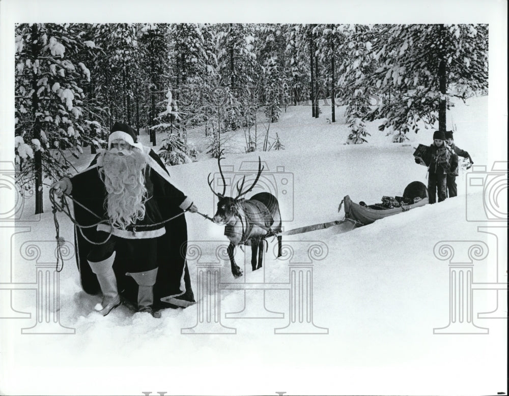 Undated Press Photo Any Williams and NBC Kids search for Santa - cvp43431 - Historic Images