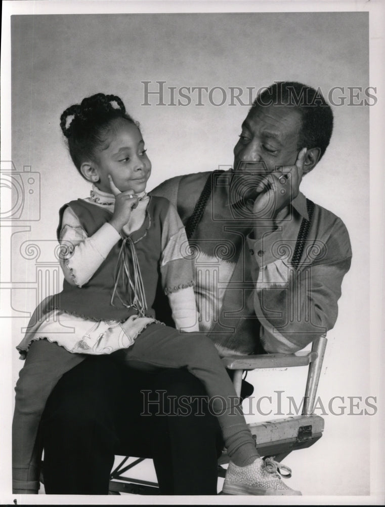 1990 Press Photo Bill Cosby and Raven Symone in &quot;The Cosby Show&quot; - cvp44405 - Historic Images