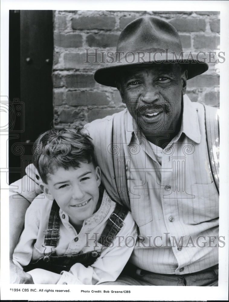 1994 Press Photo Louis Gossett Jr Joe Mazzello A Father For Charlie - cvp44501 - Historic Images