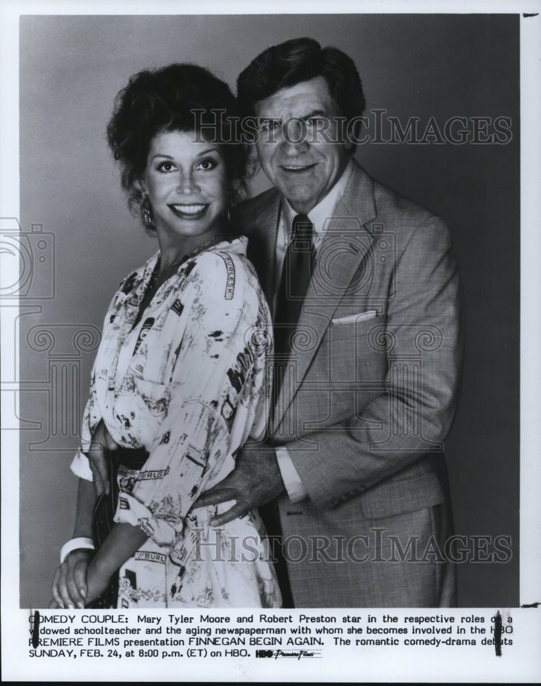 1985 Press Photo Mary Tyler Moore and Robert Preston in Finnegan Begin Again - Historic Images
