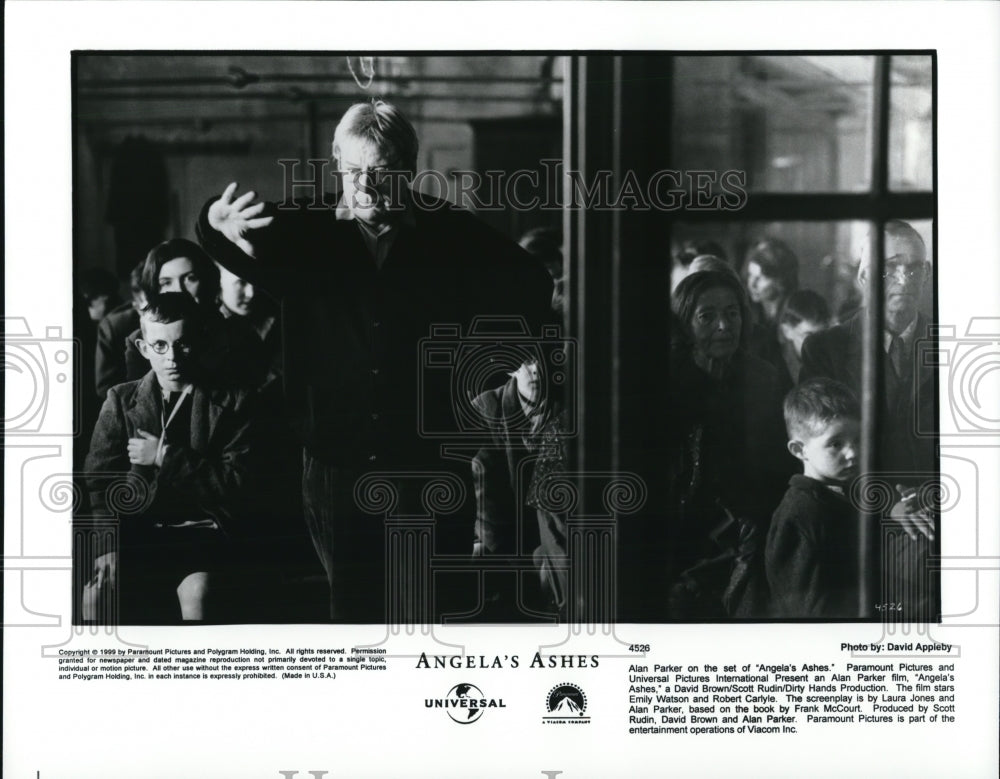 1999 Alan Parker on the set of Angela&#39;s Ashes - Historic Images