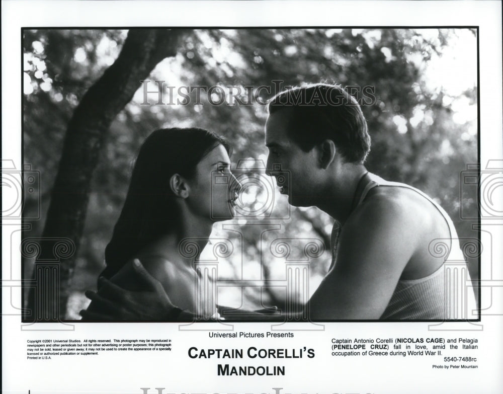 2001 Nicolas Cage and Penelope Cruz in Captain Corelli&#39;s Mandolin - Historic Images