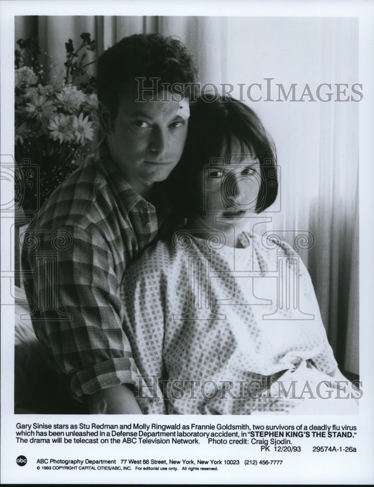 1993 Gary Sinise and Molly Ringwald in Stephen King&#39;s The Stand - Historic Images