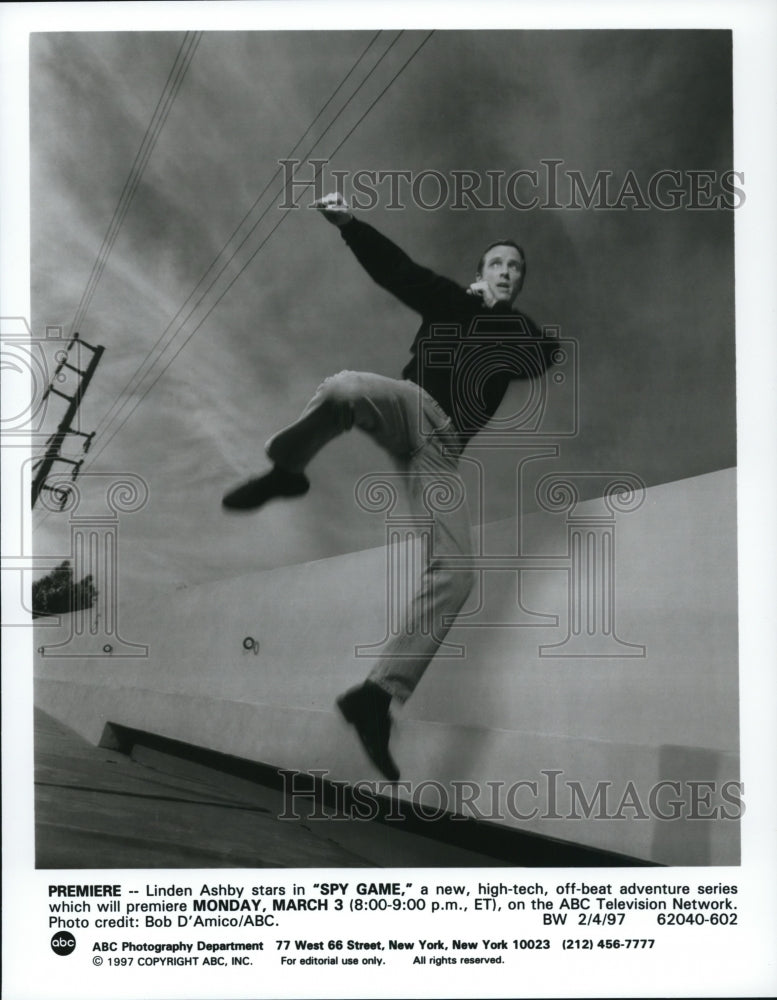 1997 Press Photo Linden Ashby stars in Spy Game TV series - cvp48297 - Historic Images