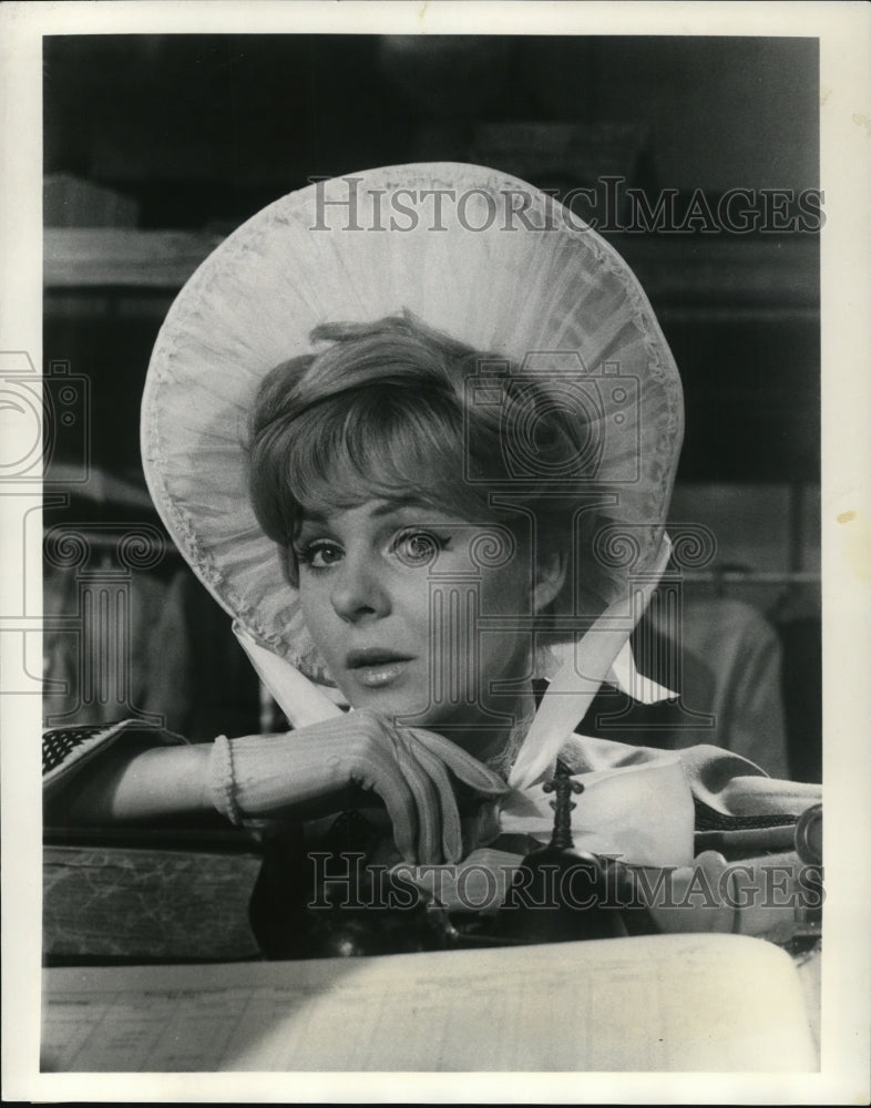 1964, June Ritchie stars as Polly Peachum in Threepenny Oopera - Historic Images