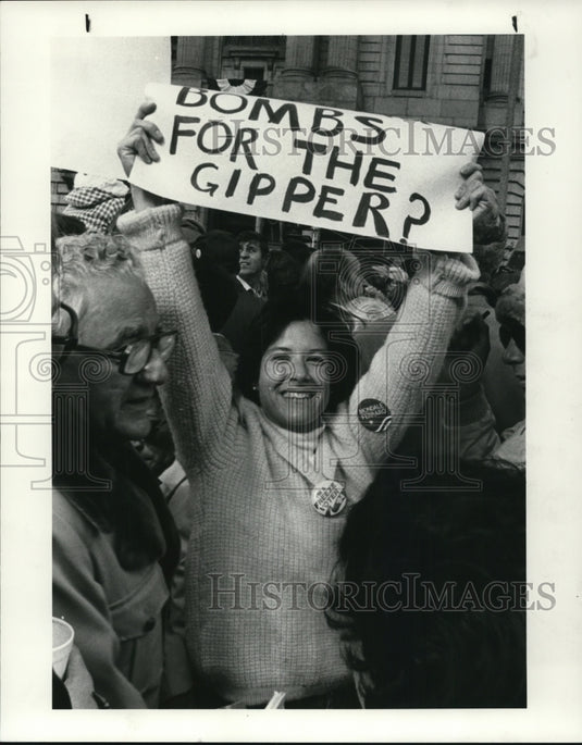 1984 Press Photo Ronald Reagan hecklers visits to Cleveland Ohio- Historic Images