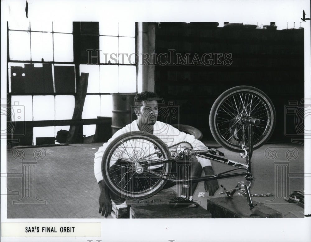 1997 Press Photo Ricardo Molina stars in Sax's Final Orbit - cvp49593 - Historic Images