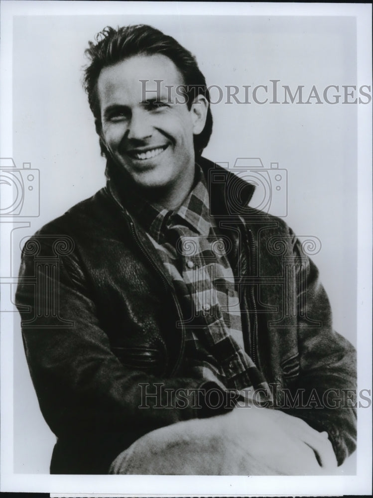 1993 Press Photo Kevin Costner in Filed of Dreams - cvp50422 - Historic Images