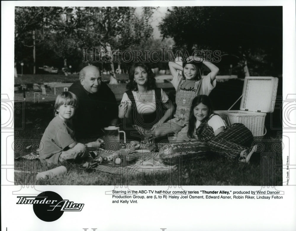 Undated, Lindsay Felton & Kelly Vint in Thunder Alley - cvp50654 - Historic Images