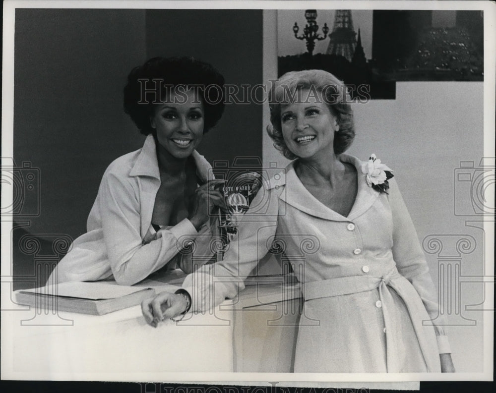 1976 Press Photo Diahann Carroll and Betty White on The Diahann Carroll Show - Historic Images