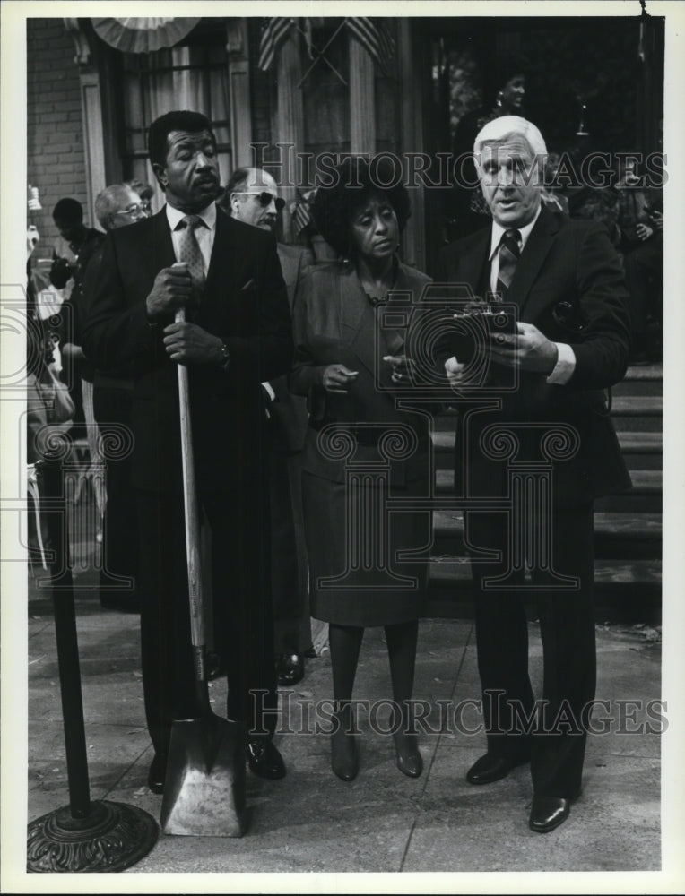 1986, Leslie Nielsen, Marla Gibbs &amp; Hal Williams in 227 - cvp50836 - Historic Images