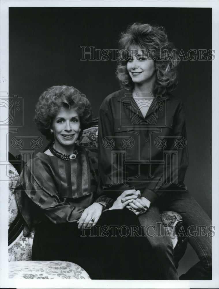 1985 Press Photo Holland Taylor & Lisa Eilbacher in Me & Mom- Historic Images