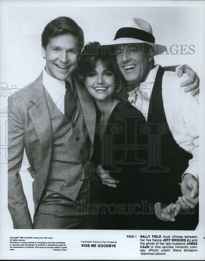 1982 Sally Field Jeff Bridges James Caan in Kiss Me Goodbye - Historic Images