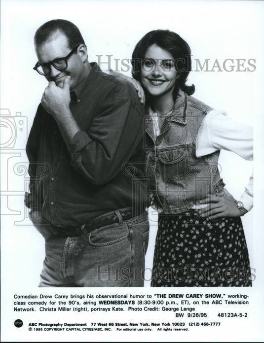 1995 Press Photo Drew Carey Christa Miller star in The Drew Carey Show - Historic Images