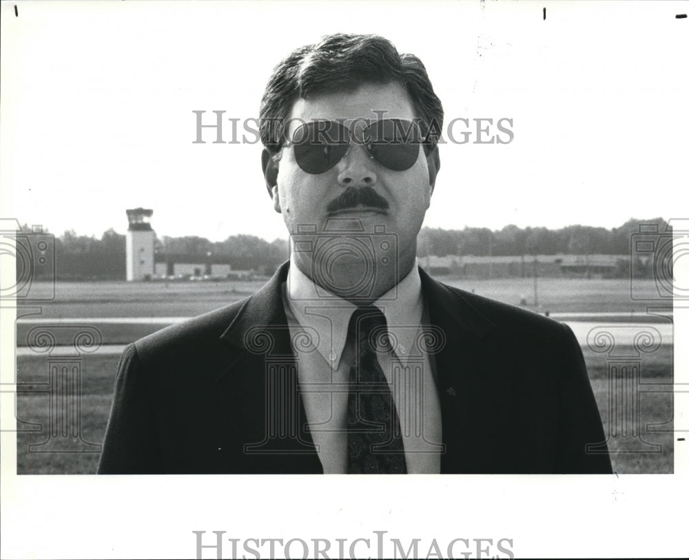 1989 Press Photo Gregory Kuta Financial Advisor Capitol Securities - Historic Images