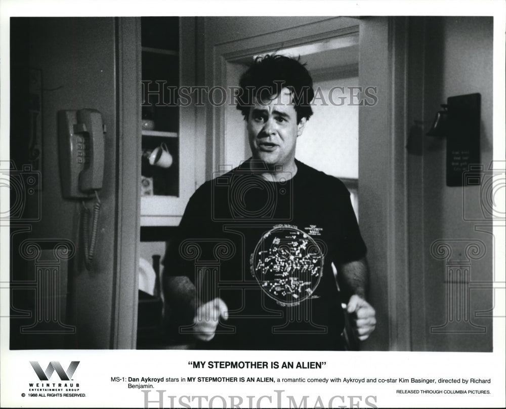 1988 Dan Aykroyd stars in My Stepmother is an Alien - Historic Images